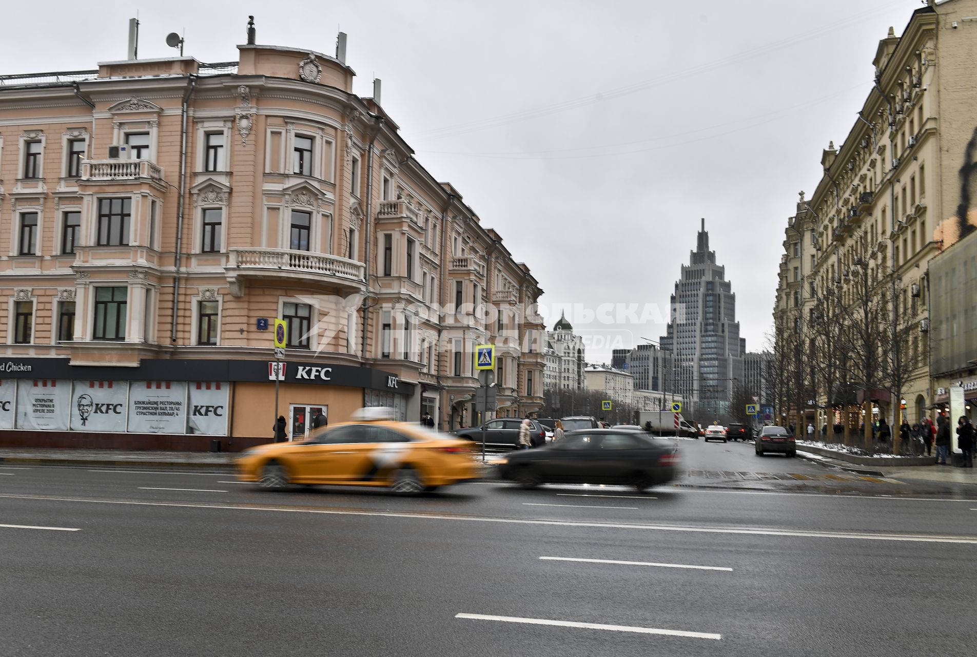 Москва.  Вид на торговый центр  Оружейный.