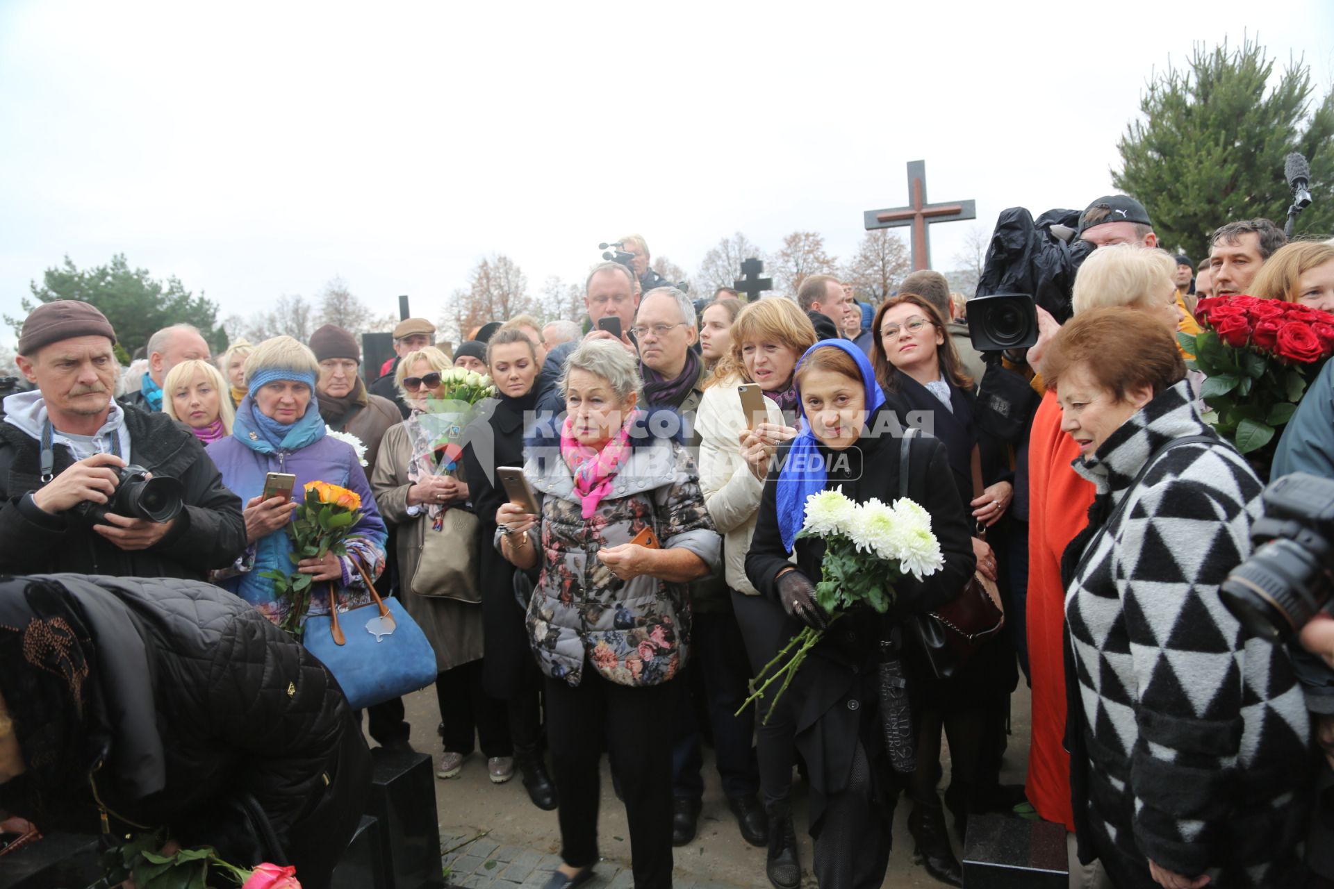 Диск387. Троекуровское кладбище в Москве. Открытие памятника на могиле Николая Караченцова. 2019