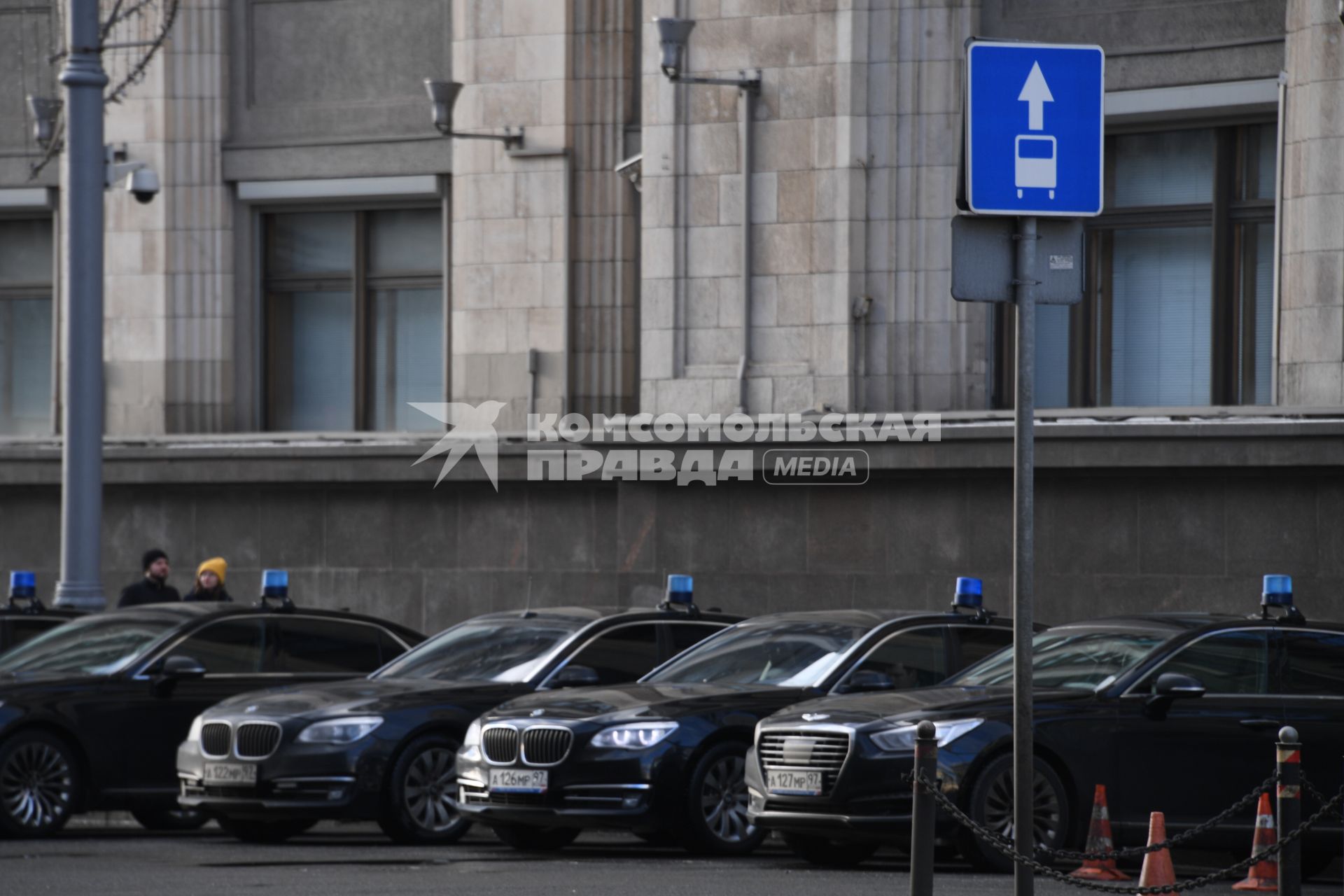 Москва. Стоянка служебных машин у здания Государственной Думы РФ.