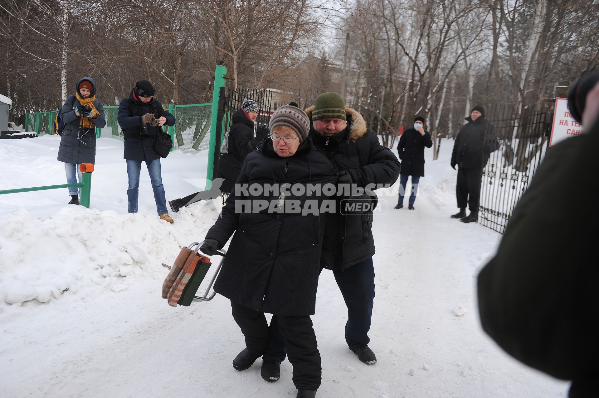 Екатеринбург. Охранник убирает с дороги бабушка, препядствующую проезду автобуса с 58 гражданами Китая прилетевшими из Пекина, подъезжающего к территориии санатория \'Бодрость\'. В течении 14 дней они будут находиться на карантине из-за распространения коронавируса