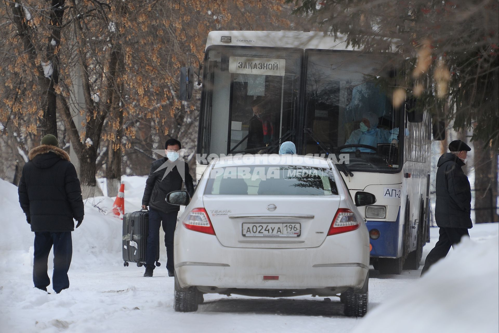 Екатеринбург. Автобус с 58 гражданами Китая прилетевшими из Пекина, подъезжает к территориии санатория \'Бодрость\'. В течении 14 дней они будут находиться на карантине из-за распространения коронавируса