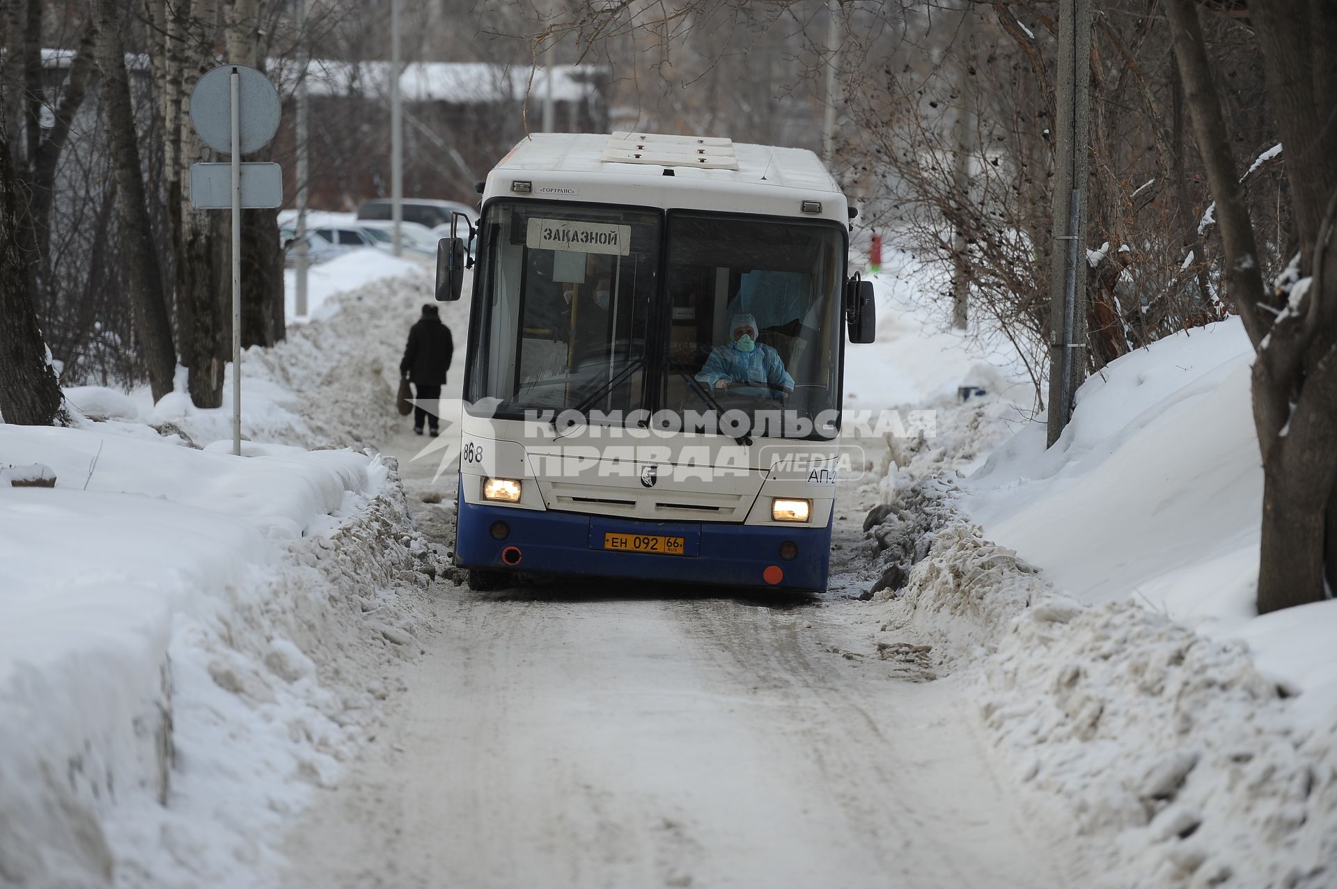 Екатеринбург. Автобус с 58 гражданами Китая прилетевшими из Пекина, подъезжает к территориии санатория \'Бодрость\'. В течении 14 дней они будут находиться на карантине из-за распространения коронавируса