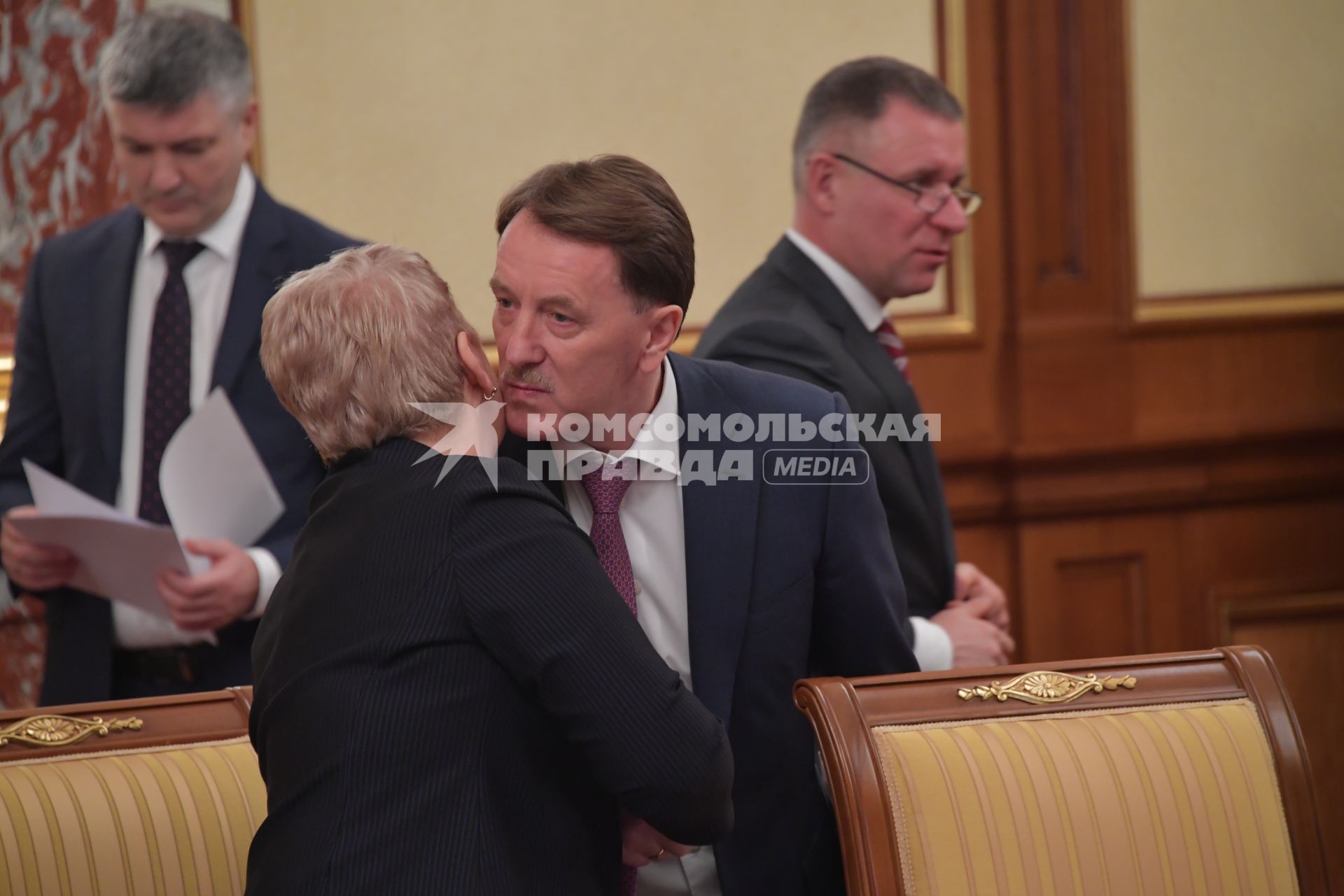 Москва. Бывший вице-премьер РФ Алексей Гордеев (в центре) перед началом поздравления президента России Владимира Путина с Новым 2020 годом в адрес правительства РФ.