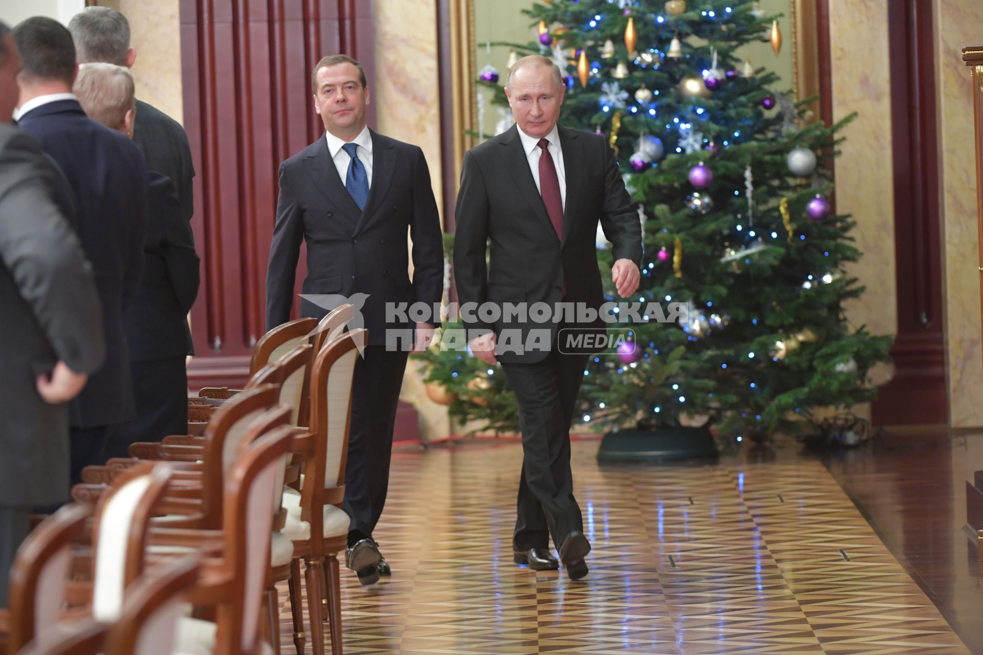 Москва. Премьер-министр РФ Дмитрий Медведев и президент России Владимир Путин (слева направо) во время поздравления правительства РФ с Новым 2020 годом.