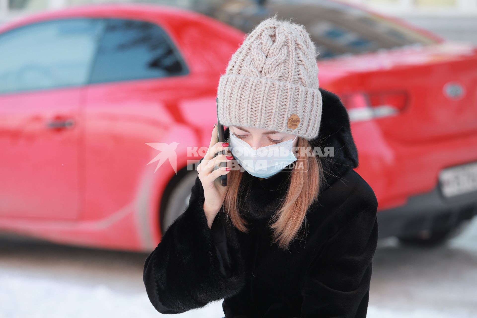 Красноярск. Девушка в медицинской маске на одной из улиц города.