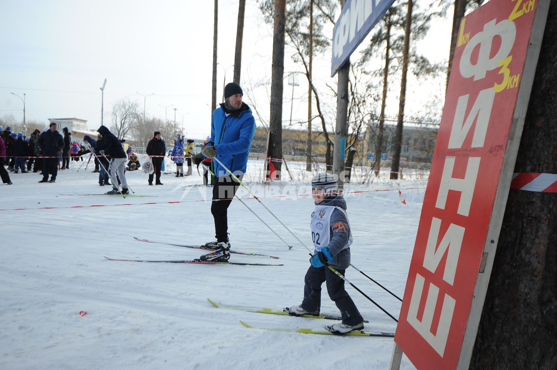 Екатеринбург. Участники массового забега на лыжах \'Лыжня России 2020\'.