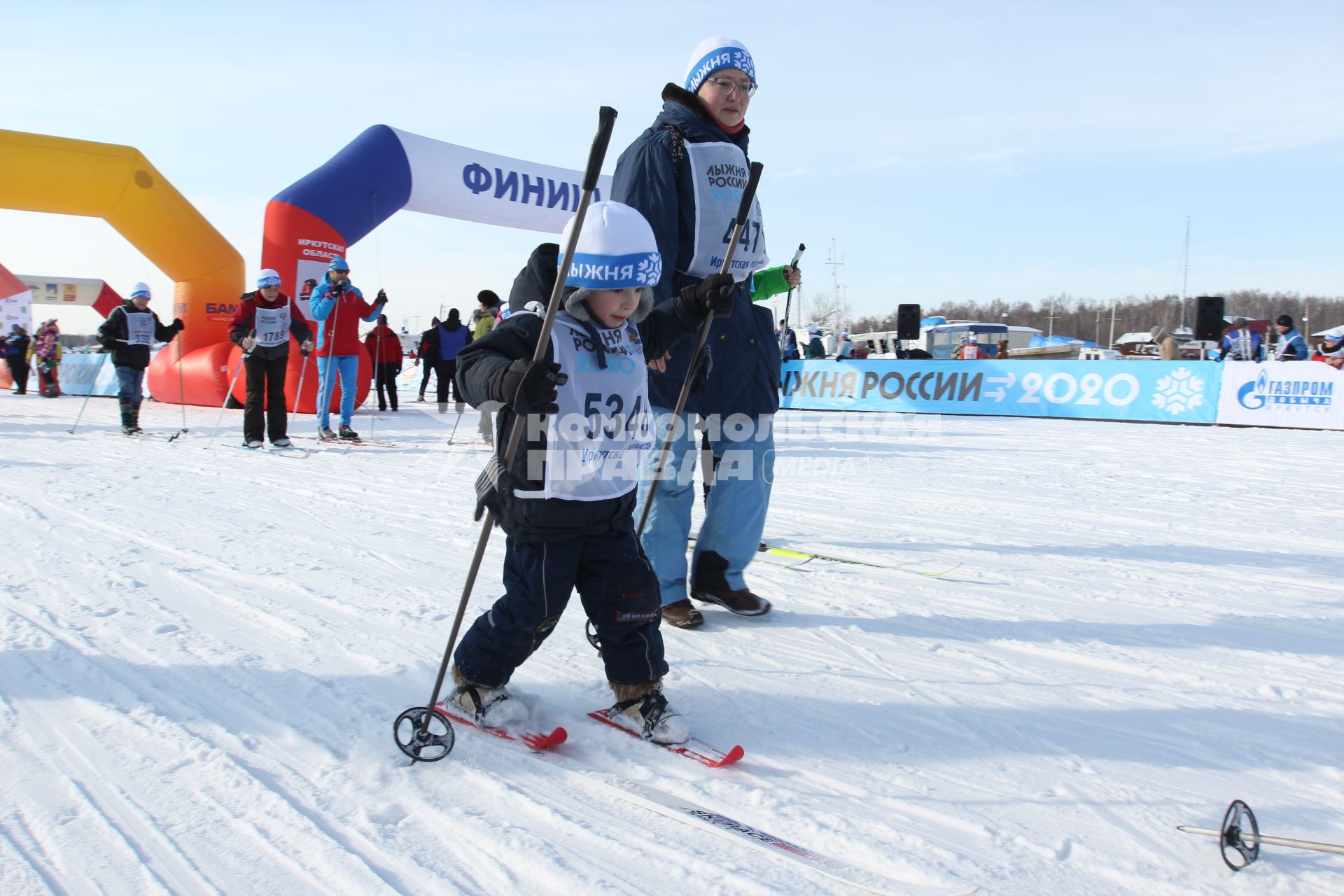 Иркутск. Участники всероссийской массовой лыжной гонки `Лыжня России`.