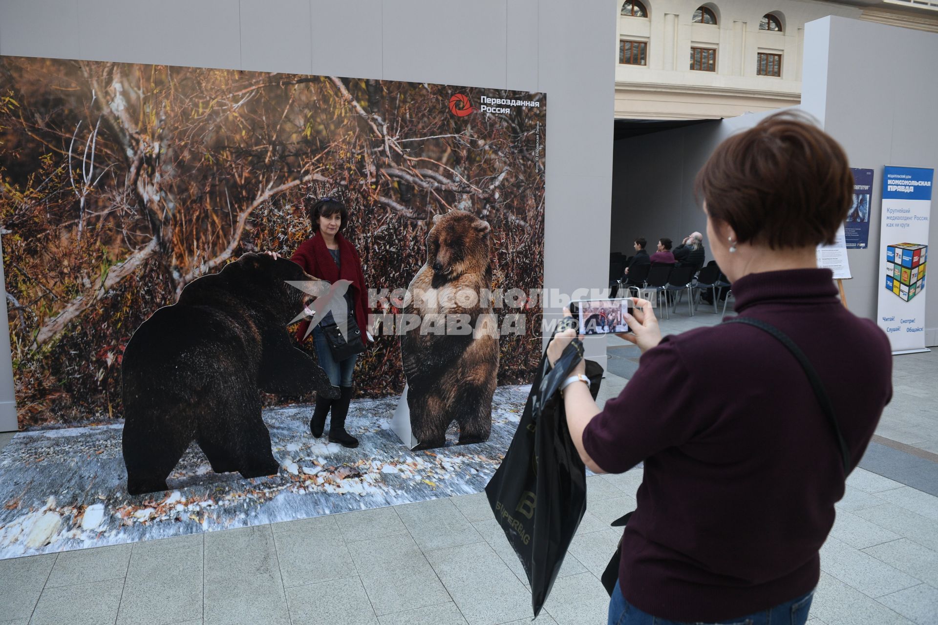 Москва.  Посетители на выставке `Первозданная Россия` в Гостином Дворе.