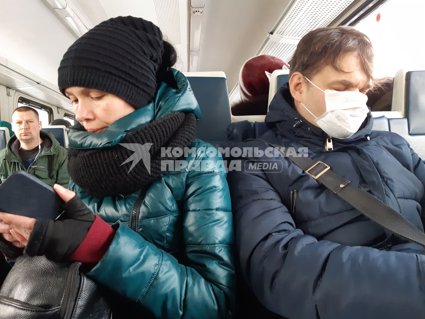 Москва. Пассажиры в вагоне электрички.