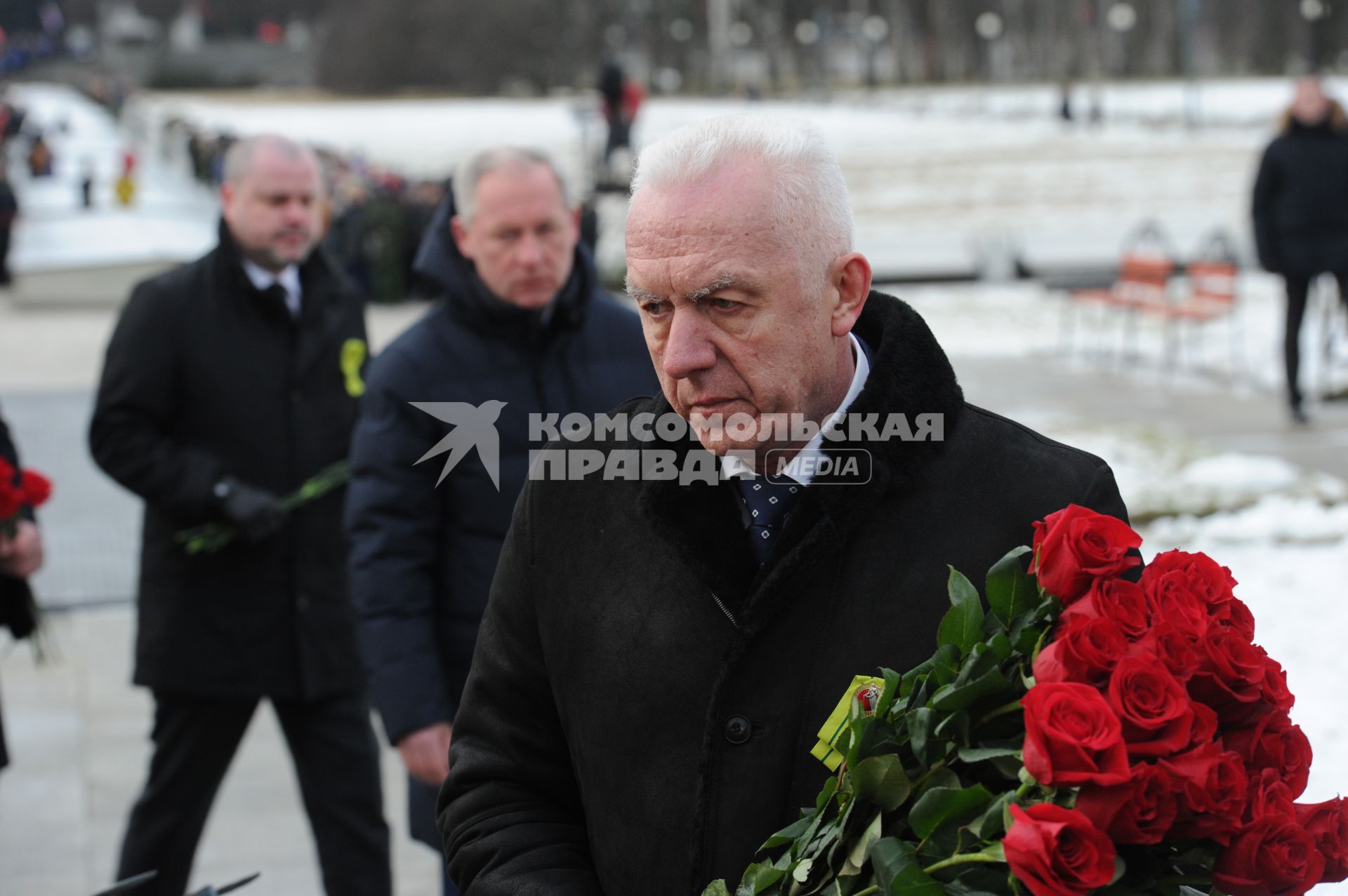 Санкт-Петербург. Полномочный представитель президента в Северо-Западном федеральном округе Александр Гуцан  во время возложения венка   к монументу `Мать-Родин` на церемонии, посвященной 76-летию полного освобождения Ленинграда от фашистской блокады, на Пискаревском мемориальном кладбище.