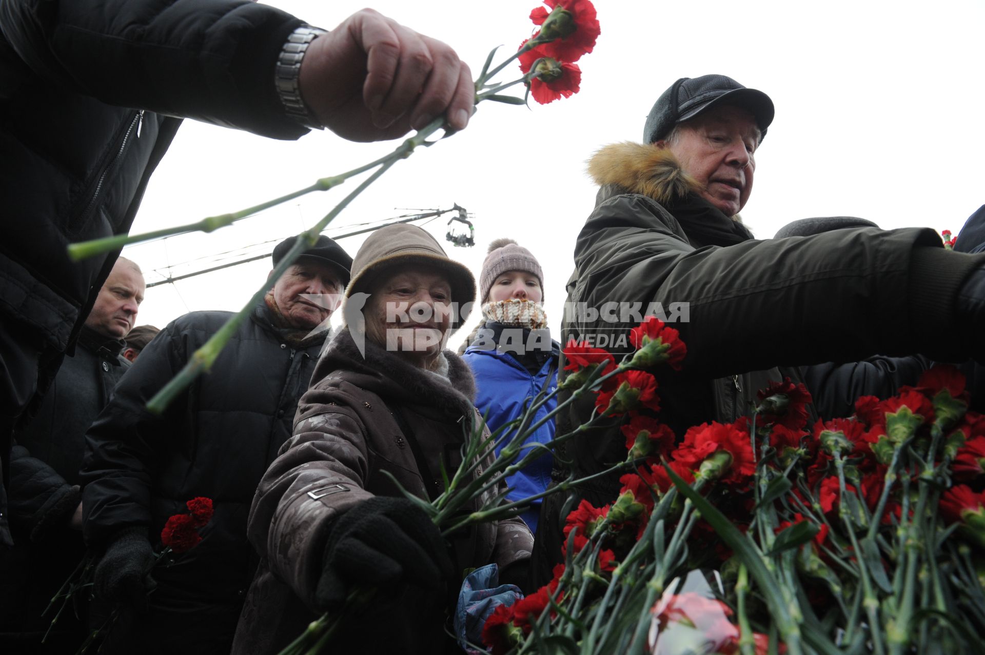 Санкт-Петербург. Во время возложения цветов к монументу `Мать-Родин` на церемонии, посвященной 76-летию полного освобождения Ленинграда от фашистской блокады, на Пискаревском мемориальном кладбище.