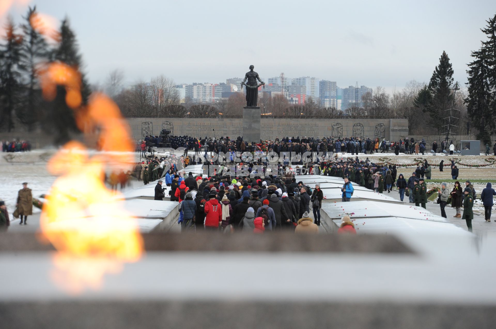 Санкт-Петербург. Во время возложения цветов к монументу `Мать-Родин` на церемонии, посвященной 76-летию полного освобождения Ленинграда от фашистской блокады, на Пискаревском мемориальном кладбище.