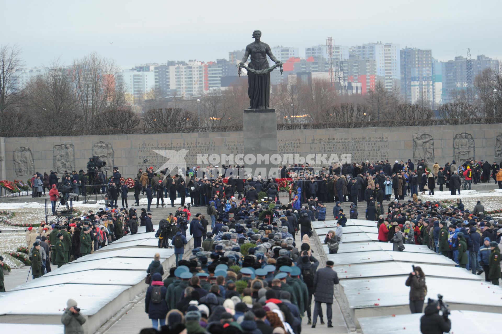 Санкт-Петербург. Во время возложения цветов к монументу `Мать-Родин` на церемонии, посвященной 76-летию полного освобождения Ленинграда от фашистской блокады, на Пискаревском мемориальном кладбище.