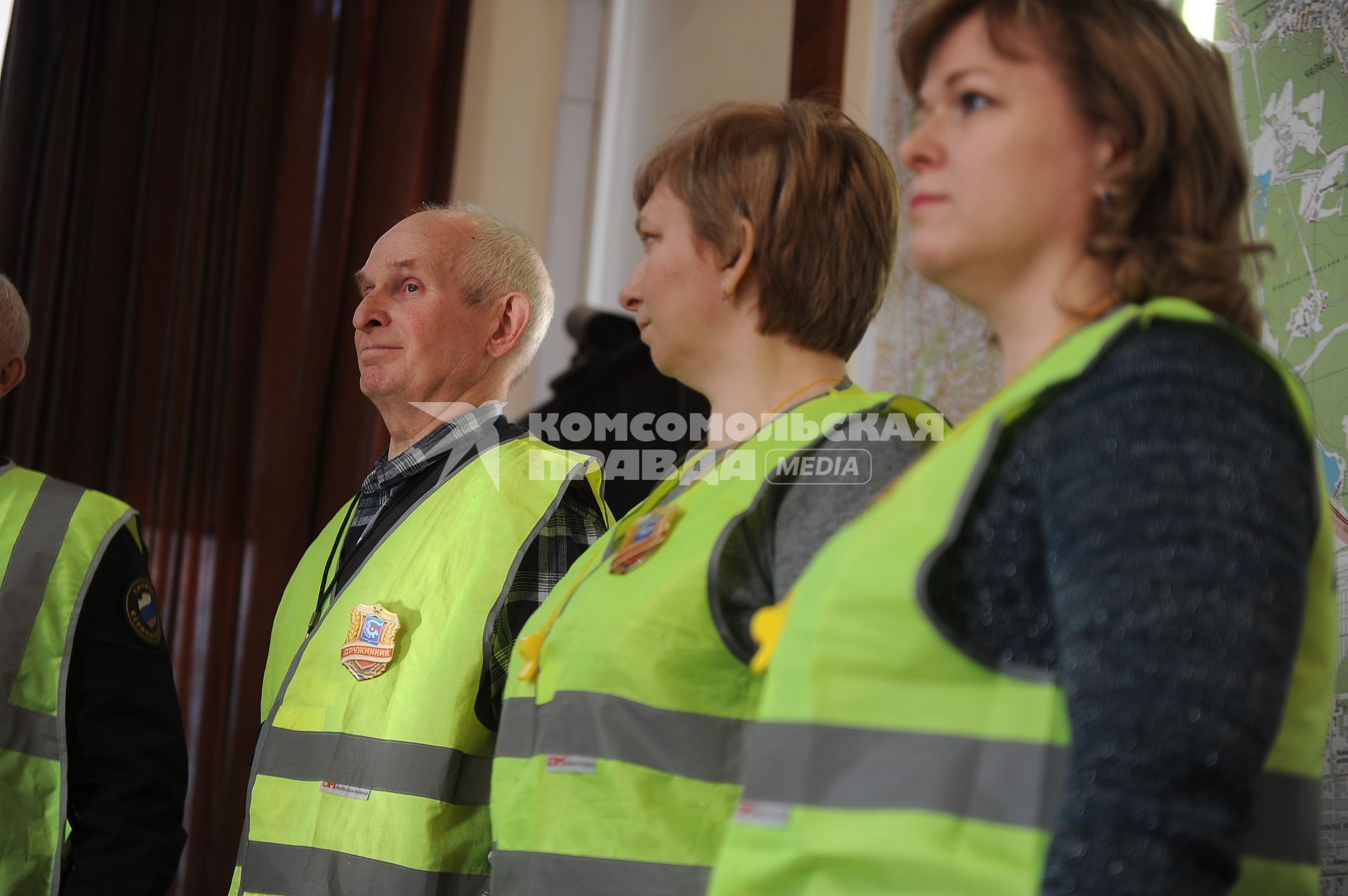 Екатеринбург. Группа добровольных народных дружинников перед выходом в город, для охраны обшественного порядка