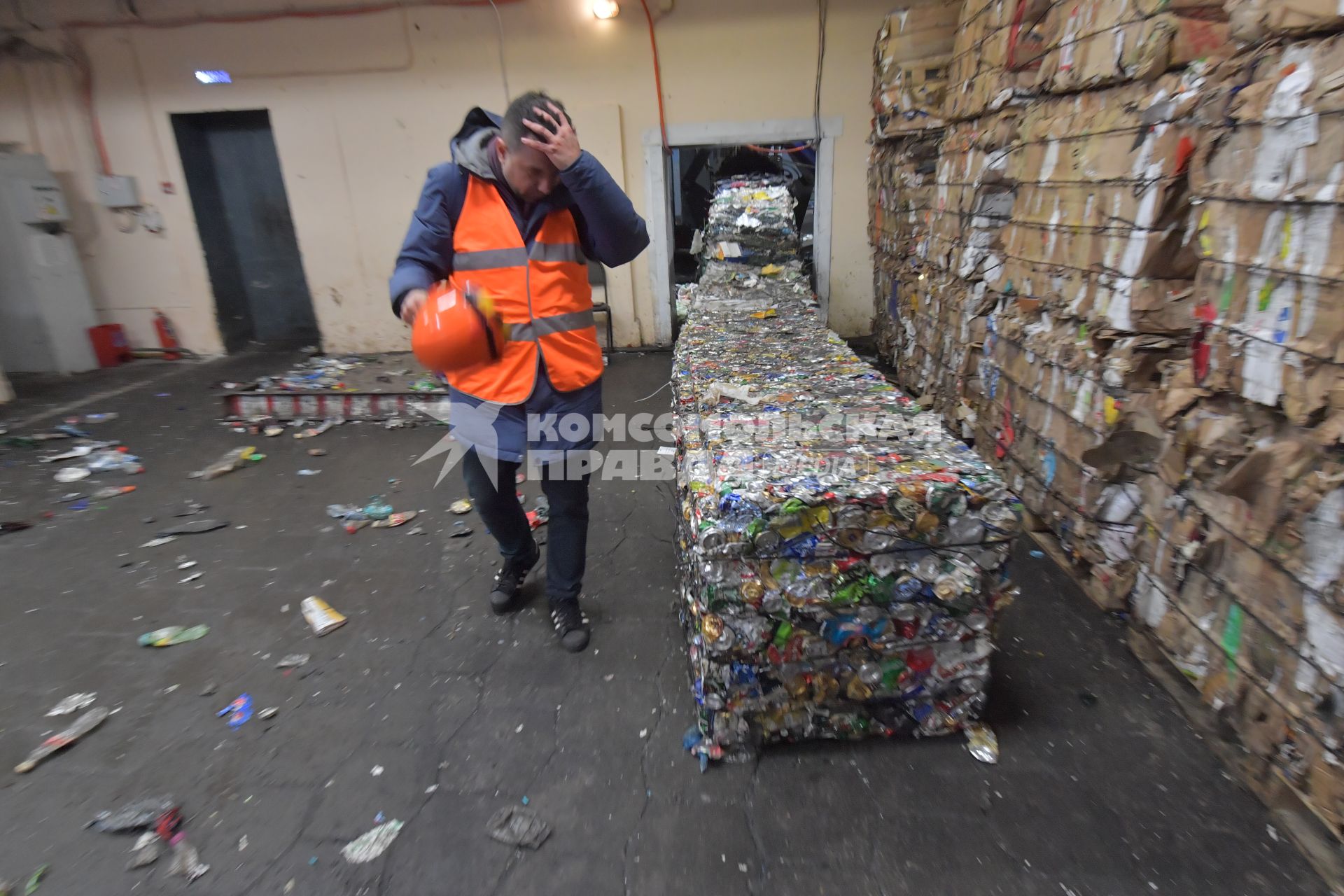 Москва. Корреспондент `Комсомольской правды` Александр Рогоза на территории мусоросортировочного комплекса `ЭкоЛайн`.