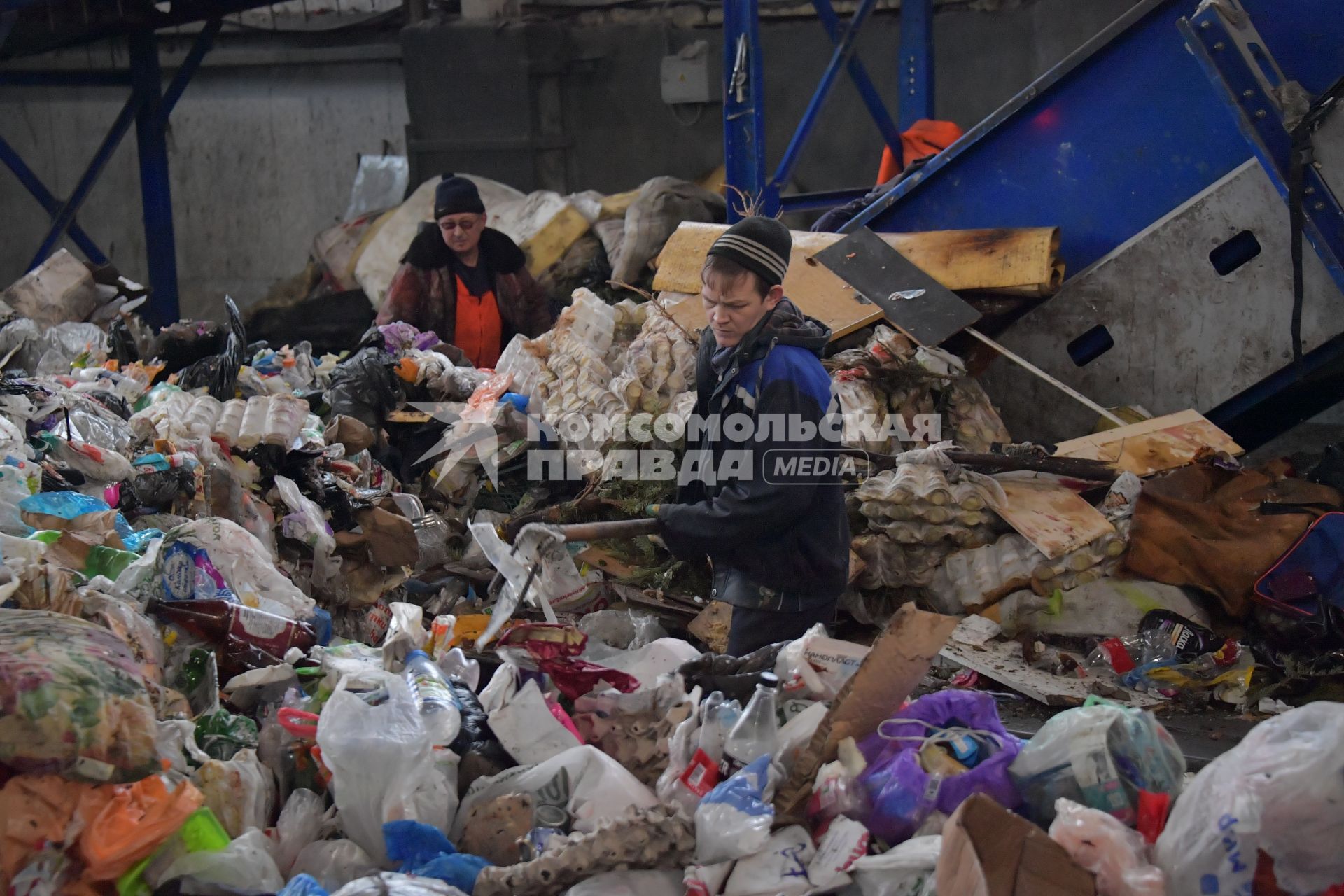 Москва.  На территории мусоросортировочного комплекса `ЭкоЛайн`.