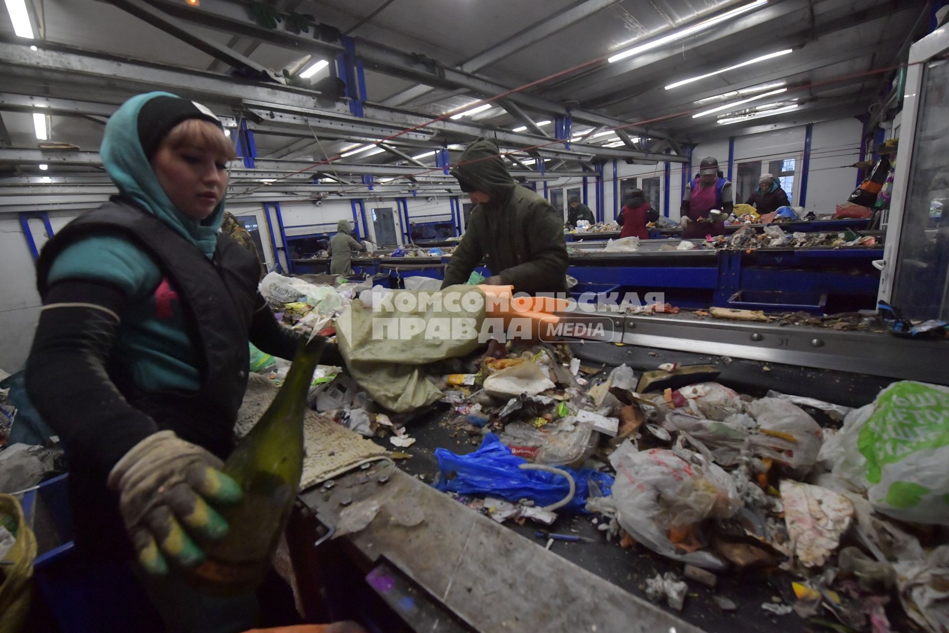 Москва. Сортировка мусора на территории мусоросортировочного комплекса `ЭкоЛайн`.