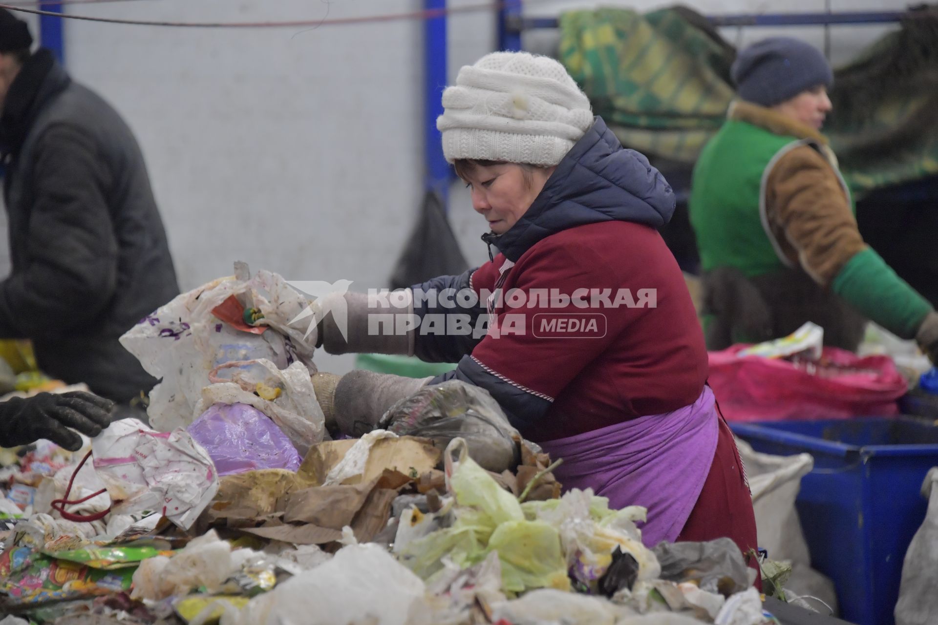 Москва. Сортировка мусора на территории мусоросортировочного комплекса `ЭкоЛайн`.