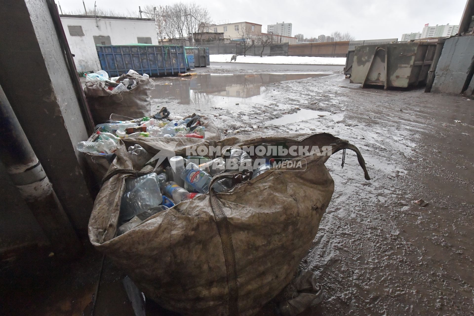 Москва.  На территории мусоросортировочного комплекса `ЭкоЛайн`.