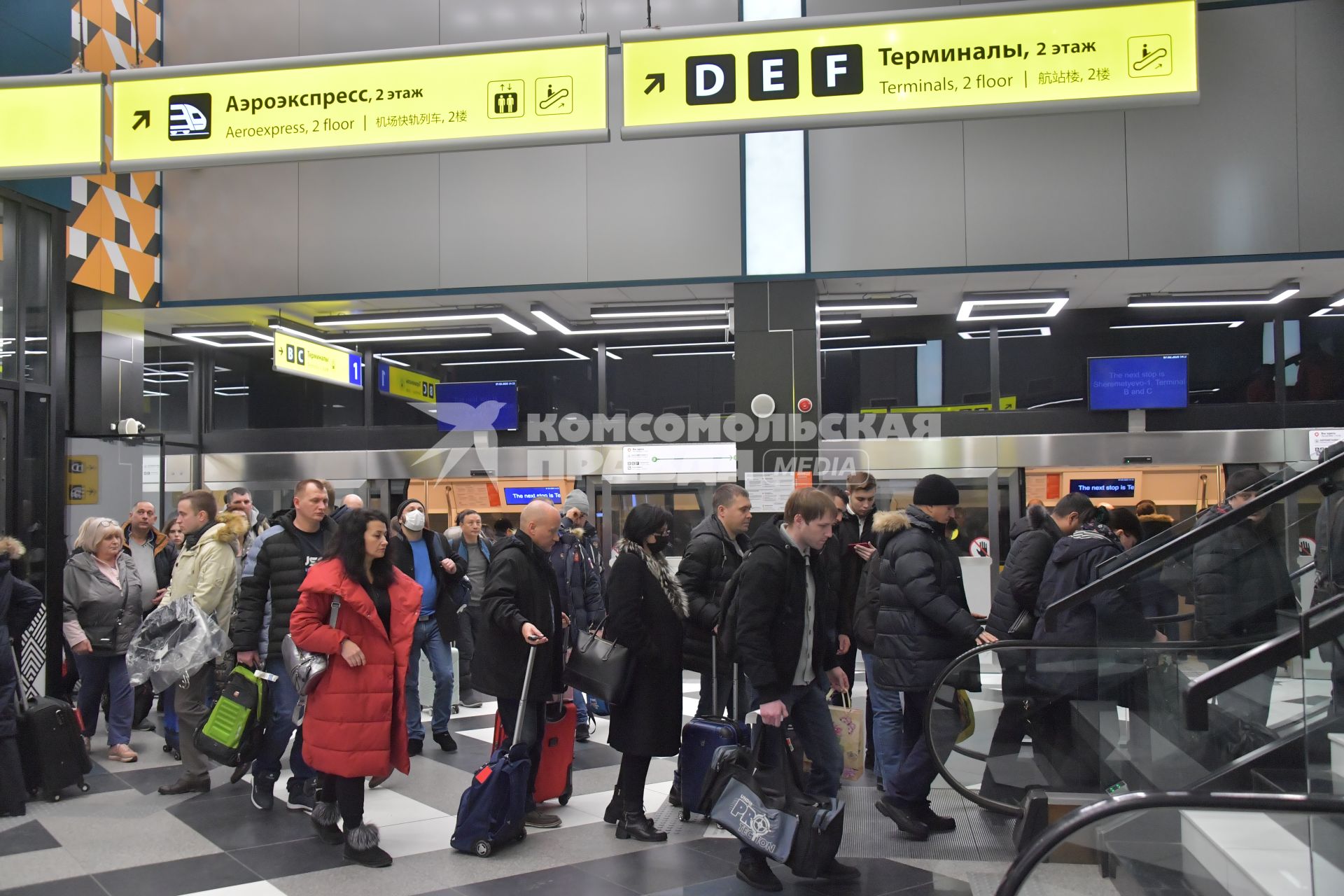 Московская область. Пассажиры  в терминале F аэропорта Шереметьево. С 1 февраля 2020 года Россия ограничила авиасообщение с Китаем для предотвращения распространения коронавируса.