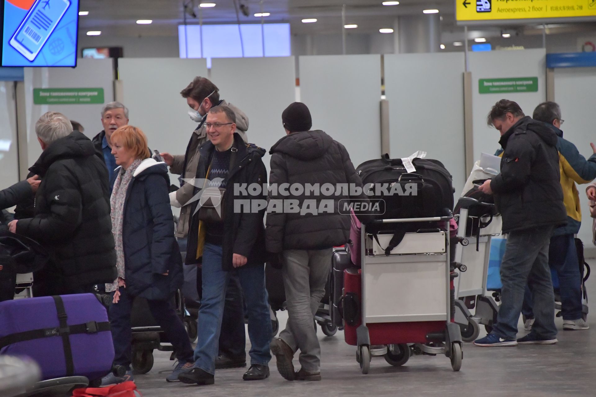 Московская область. Пассажиры  в терминале F аэропорта Шереметьево. С 1 февраля 2020 года Россия ограничила авиасообщение с Китаем для предотвращения распространения коронавируса.