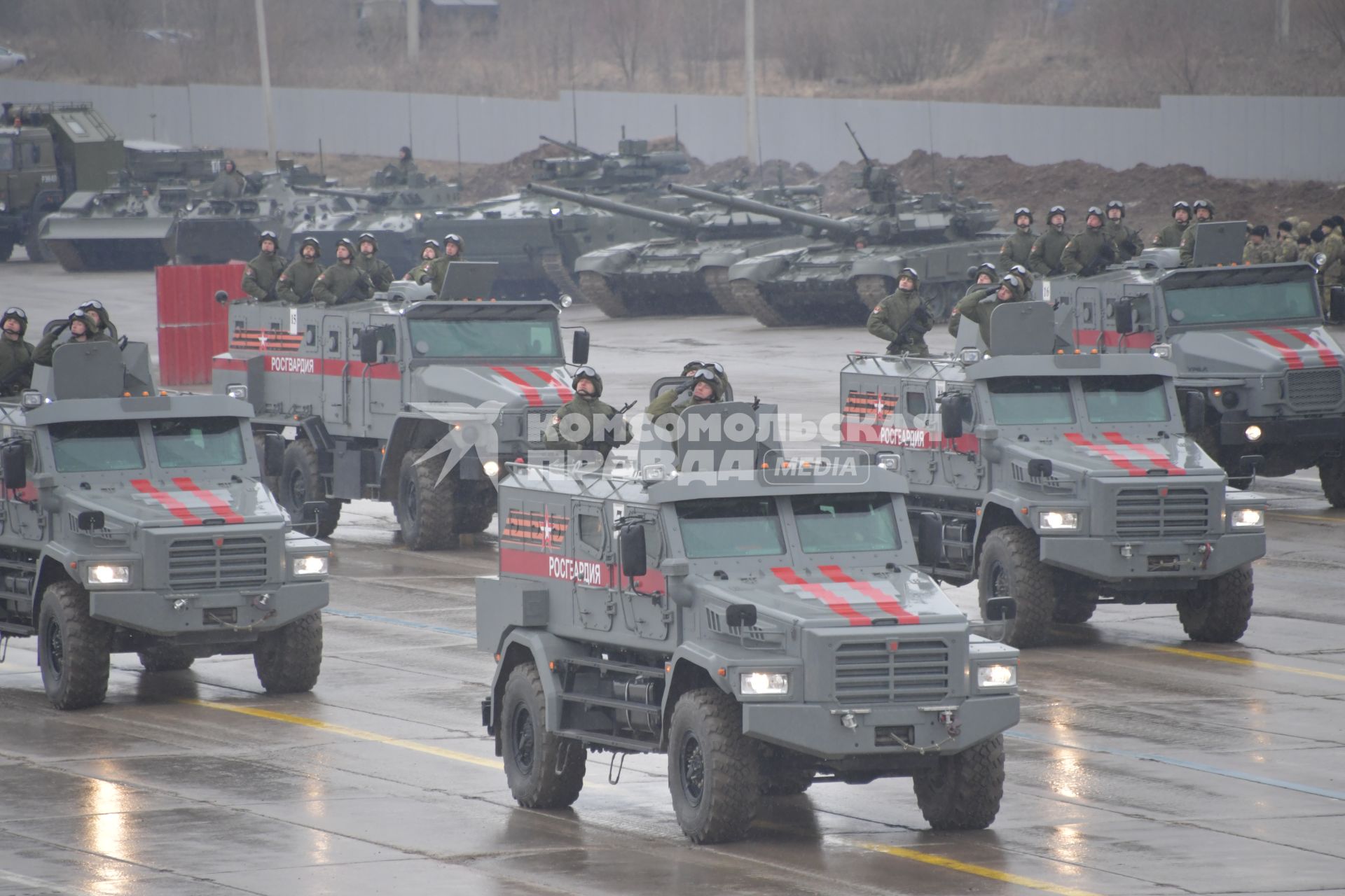 Московская область.  Авто-вездеходы Чаборз М-3 во время   репетиции парада Победы на  военном полигоне `Алабино`.