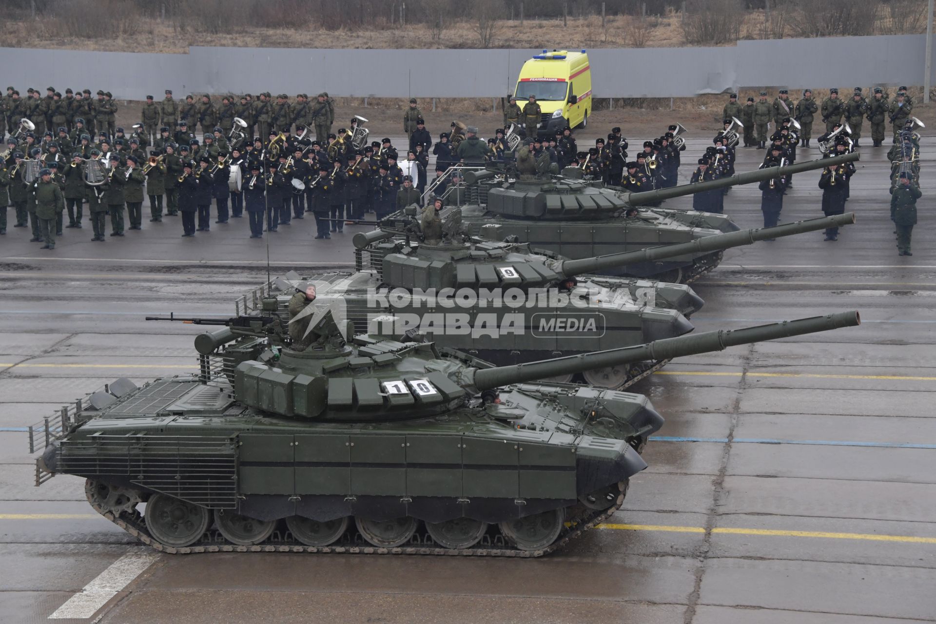 Московская область.  Танк Т-72Б3  во время   репетиции парада Победы на  военном полигоне `Алабино`.