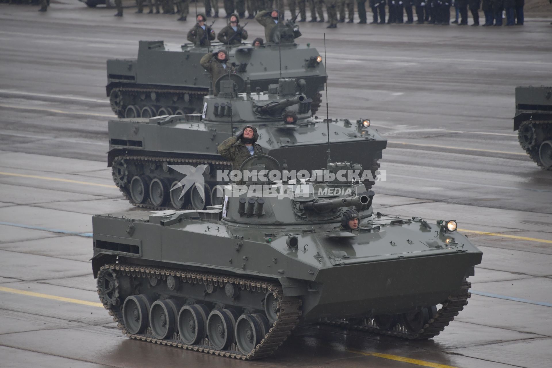 Московская область.  Боевая машина пехоты БМП-3  во время   репетиции парада Победы на  военном полигоне `Алабино`.