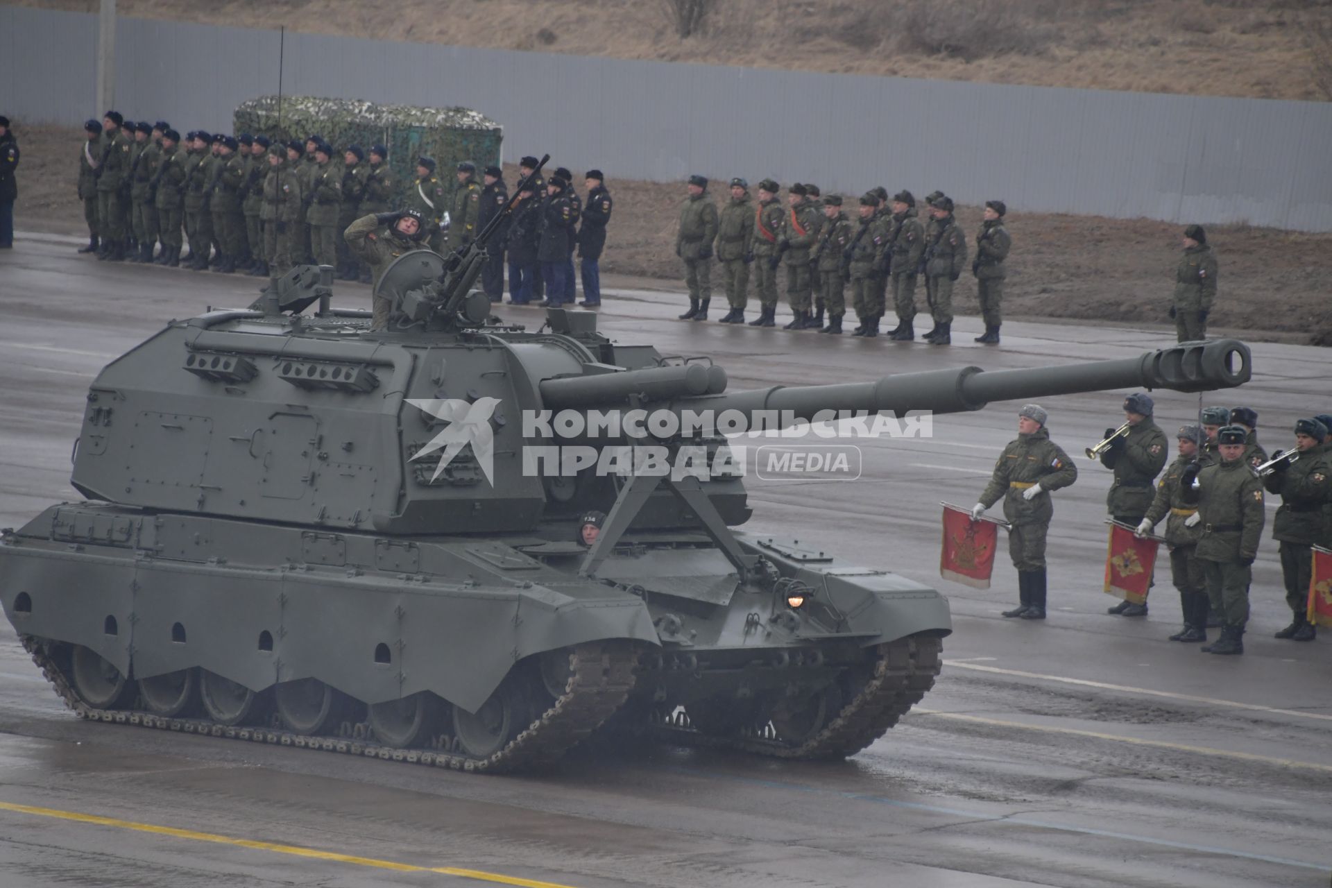 Московская область.  Военная техника во время   репетиции парада Победы на  военном полигоне `Алабино`.