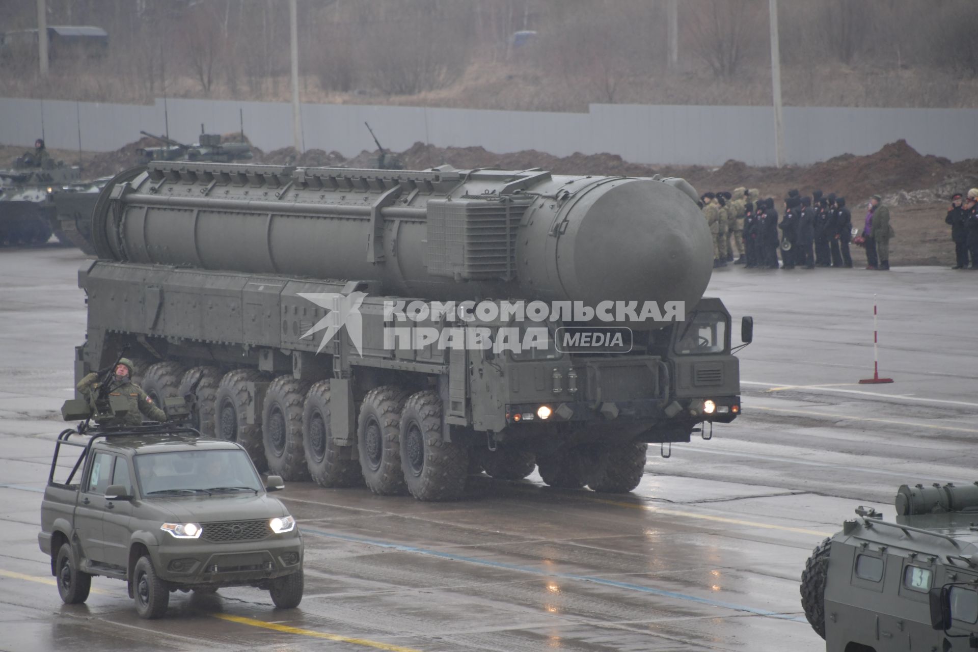 Московская область.  Автономная пусковая установка `Ярс` во время   репетиции парада Победы на  военном полигоне `Алабино`.