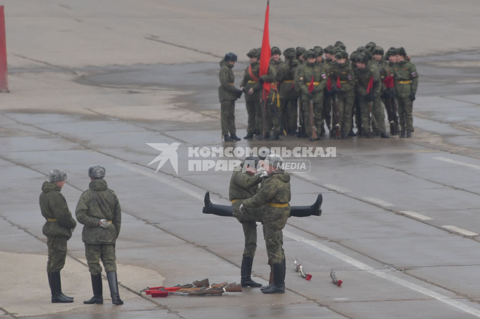 Московская область. Военнослужащие  перед началом репетиции парада Победы на  военном полигоне `Алабино`.