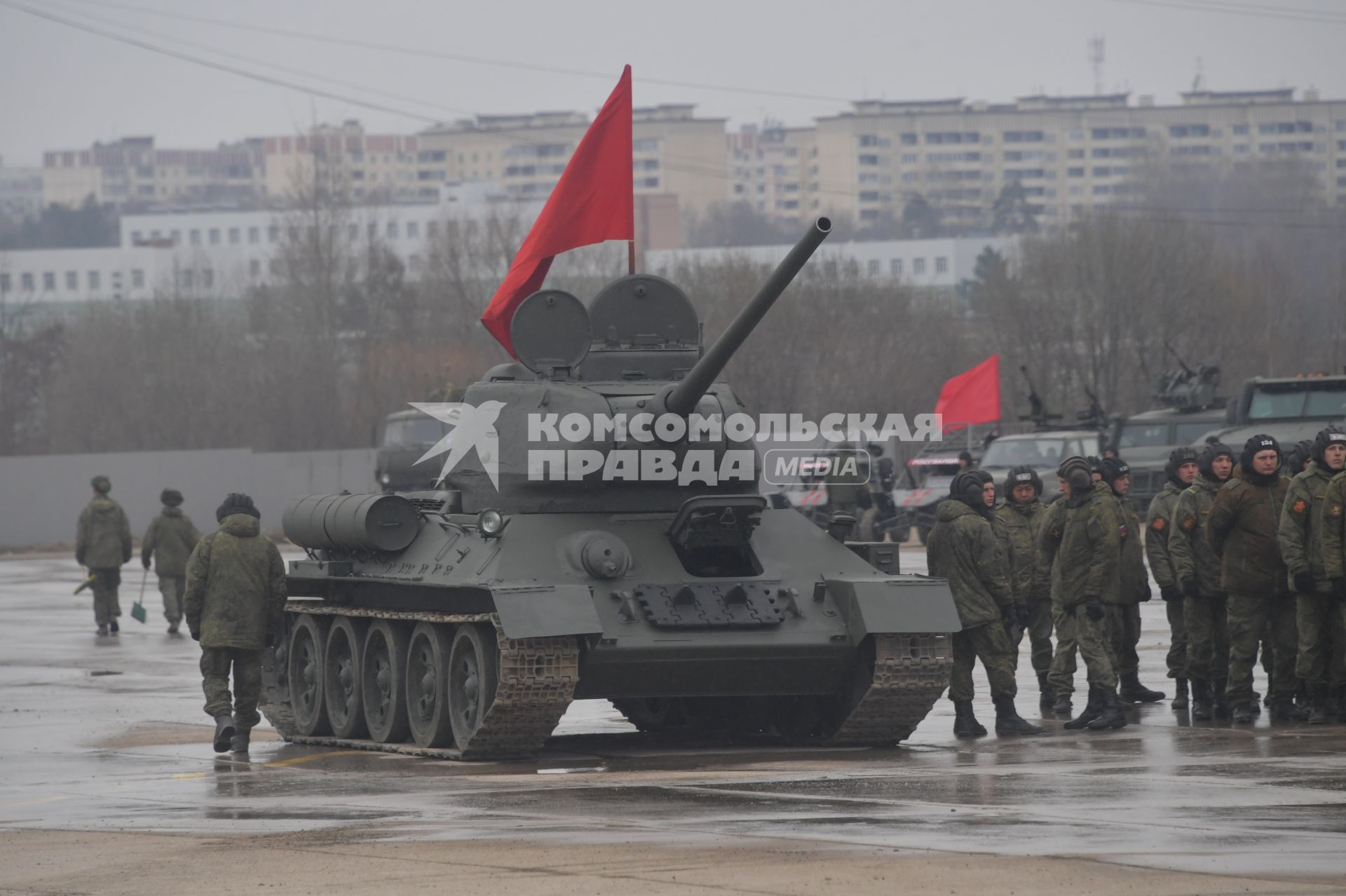 Московская область. Танк Т-34 перед началом  репетиции парада Победы на  военном полигоне `Алабино`.