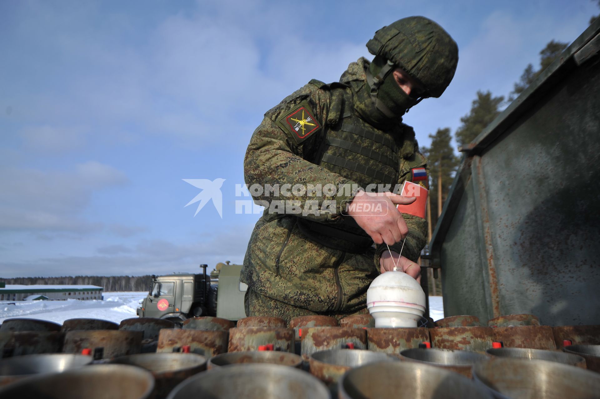 Екатеринбург. Артиллеристы Центрального военного округа (ЦВО) заряжает салютную установку 2А85 во время проведения финальной тренировки для отработки слаженности действий солютных расчетов и синхронности выстрелов праздничного салюта в Екатеринбурге в честь Дня защитника Отчества