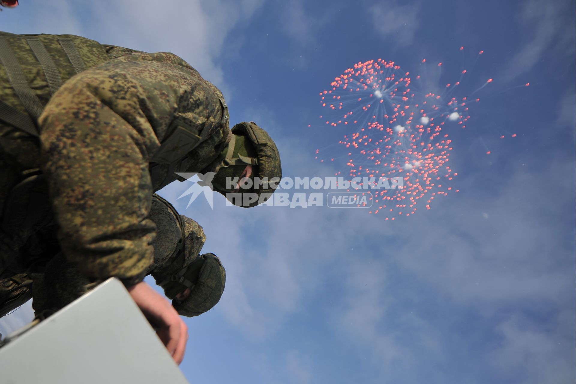 Екатеринбург. Артиллеристы Центрального военного округа (ЦВО) во время проведения финальной тренировки для отработки слаженности действий солютных расчетов и синхронности выстрелов праздничного салюта в Екатеринбурге в честь Дня защитника Отчества