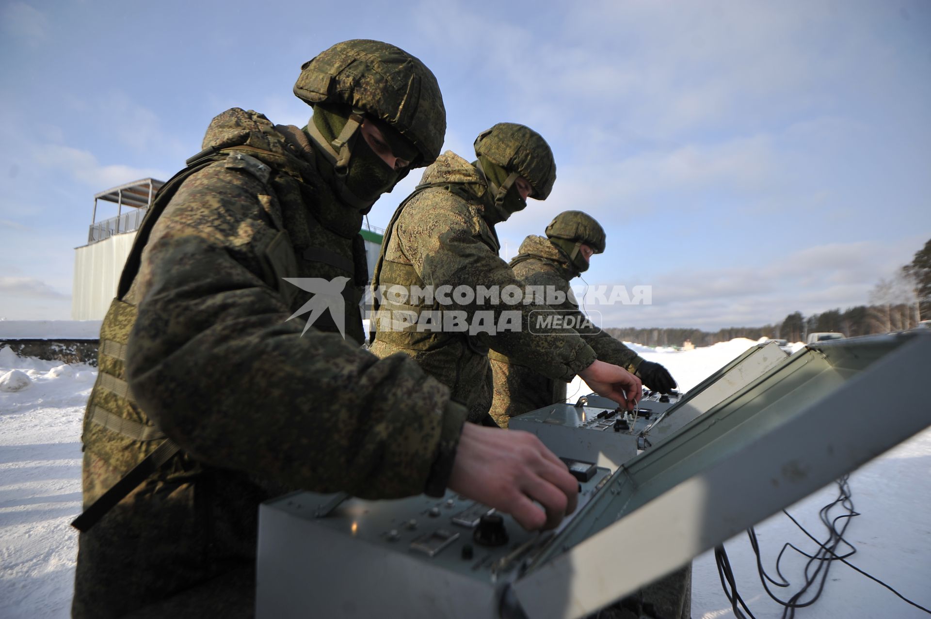 Екатеринбург. Артиллеристы Центрального военного округа (ЦВО) во время проведения финальной тренировки для отработки слаженности действий солютных расчетов и синхронности выстрелов праздничного салюта в Екатеринбурге в честь Дня защитника Отчества