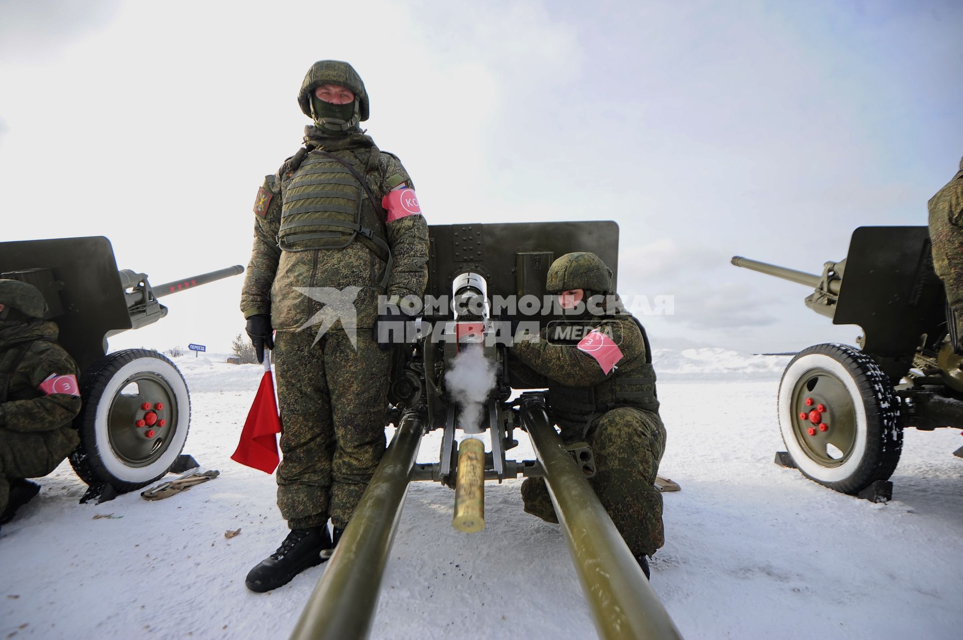 Екатеринбург. Артиллеристы Центрального военного округа (ЦВО) стреляют из пушек ЗИС-3 во время проведения финальной тренировки для отработки слаженности действий солютных расчетов и синхронности выстрелов праздничного салюта в Екатеринбурге в честь Дня защитника Отчества