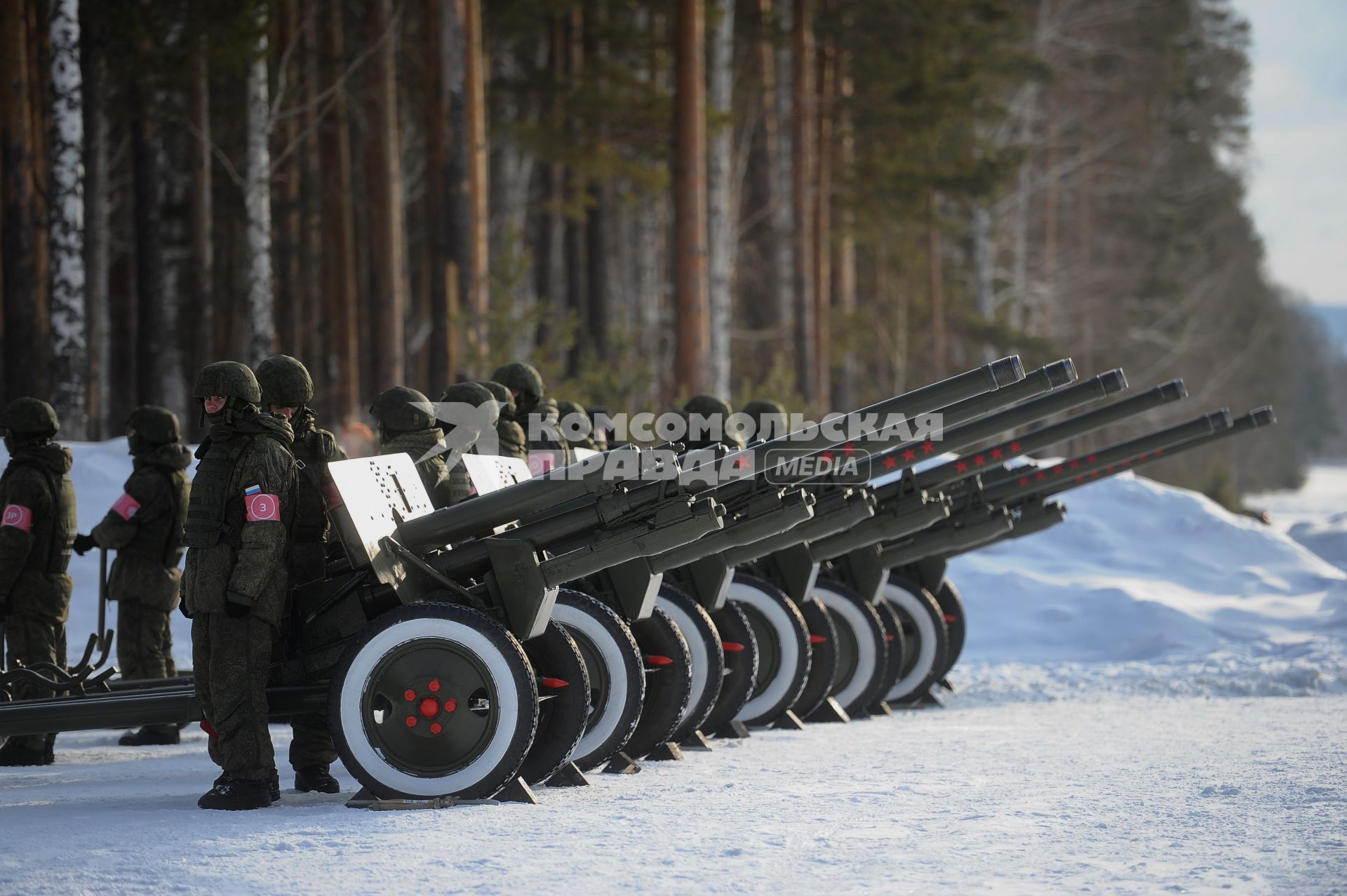 Екатеринбург. Артиллеристы Центрального военного округа (ЦВО) у пушек ЗИС-3 во время проведения финальной тренировки для отработки слаженности действий солютных расчетов и синхронности выстрелов праздничного салюта в Екатеринбурге в честь Дня защитника Отчества