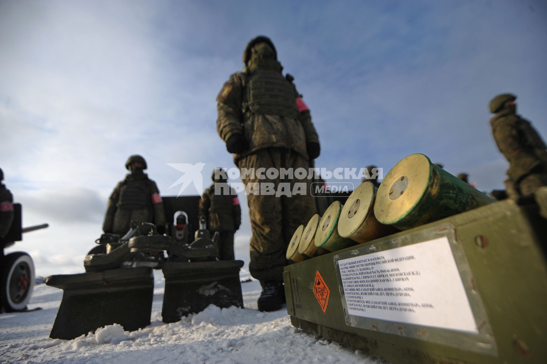 Екатеринбург. Артиллеристы Центрального военного округа (ЦВО) у пушек ЗИС-3 во время проведения финальной тренировки для отработки слаженности действий солютных расчетов и синхронности выстрелов праздничного салюта в Екатеринбурге в честь Дня защитника Отчества