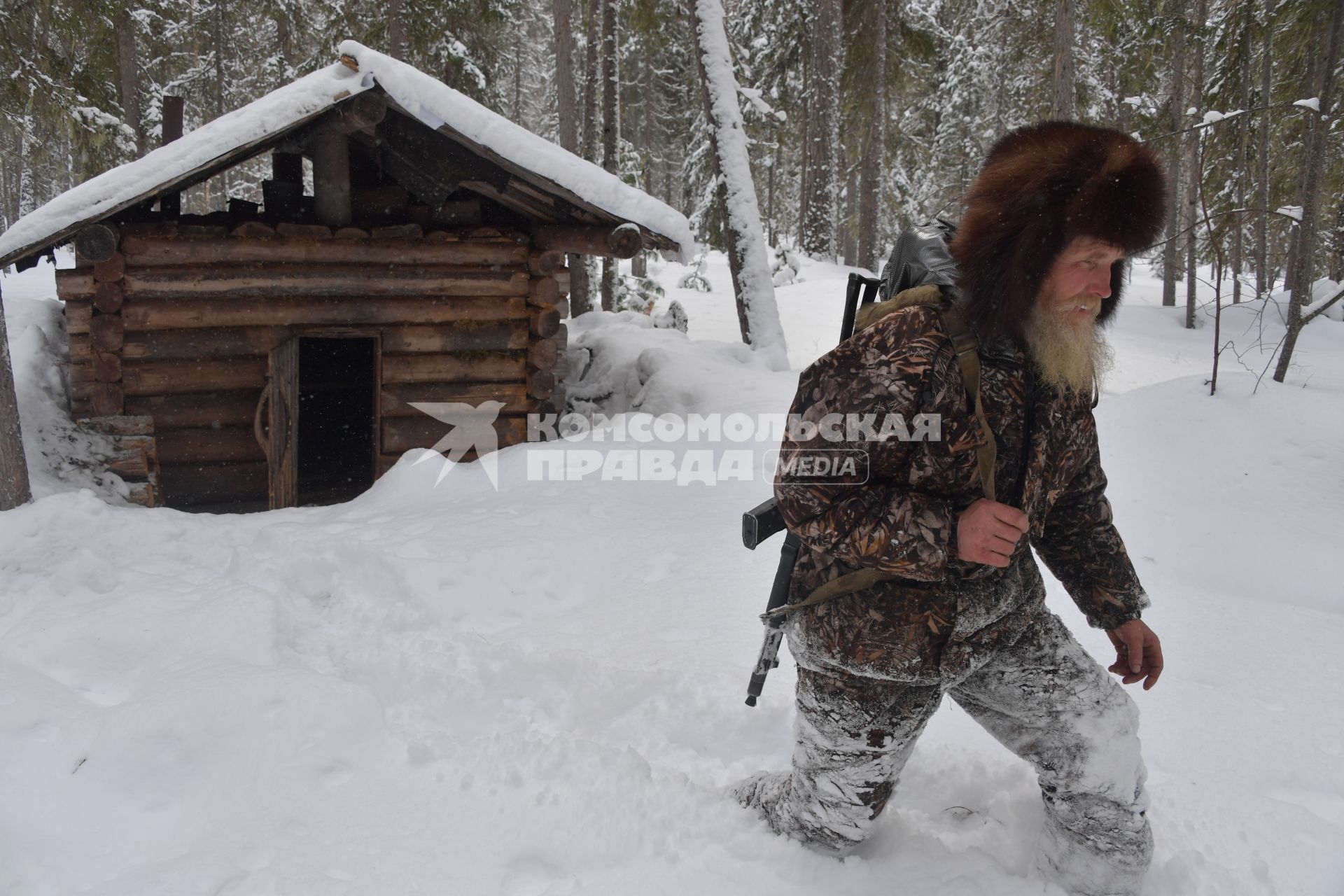 Красноярский край, пос. Бурный.  Охотник в лесу.