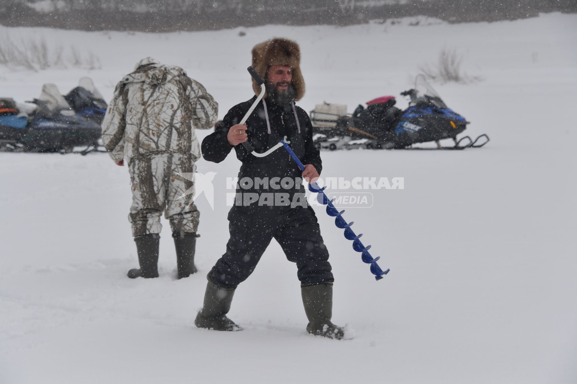 Красноярский край, пос. Бурный.  Местные жители  занимаются подледным ловом.