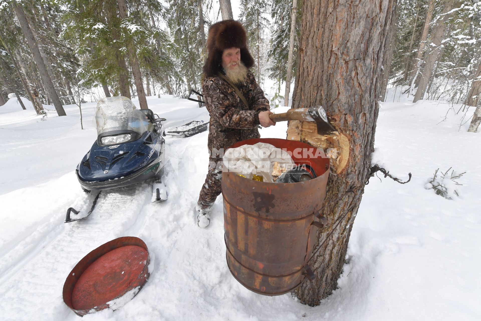 Красноярский край, пос. Бурный.  Охотник на снегоходе.