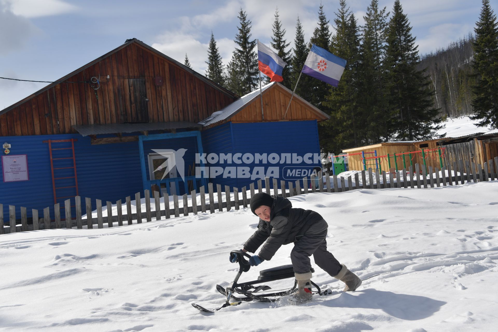 Красноярский край, пос. Бурный. Мальчик играет на улице.