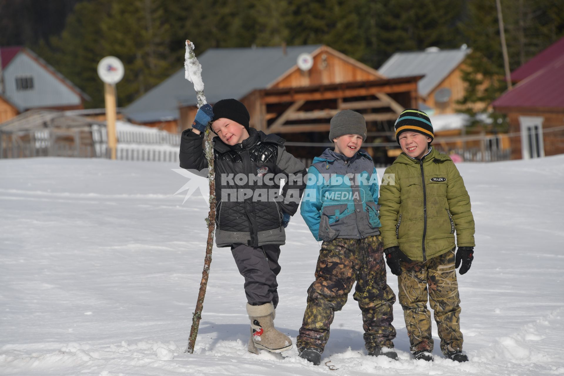 Красноярский край, пос. Бурный. Местные ребята на улице.