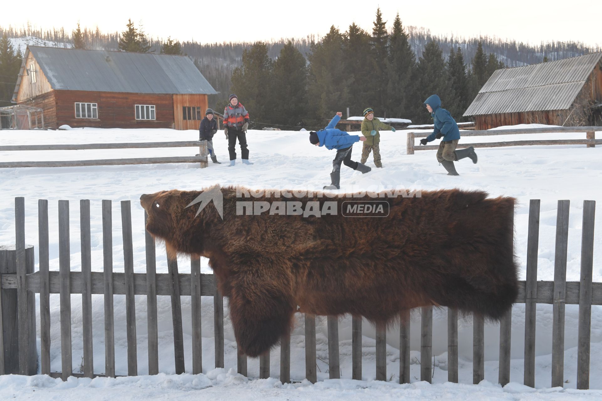 Красноярский край, пос. Бурный.  Мальчики играют на улице.