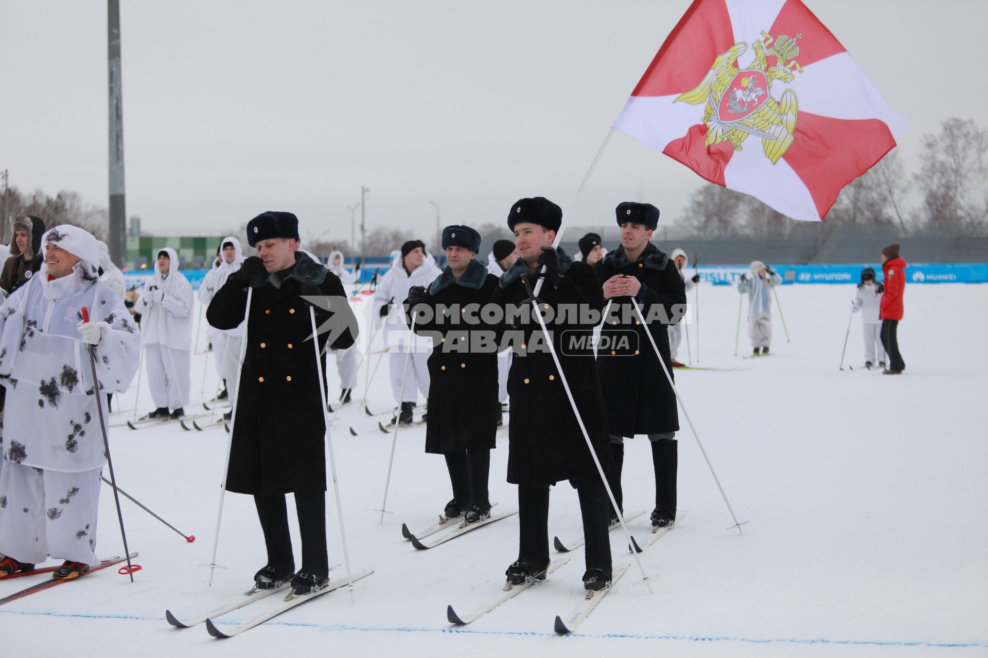 Красноярск. Участники массовой лыжной гонки `Лыжня России`. В этом году праздник лыжного спорта посвящен 75-летию Победы в Великой Отечественной войне.