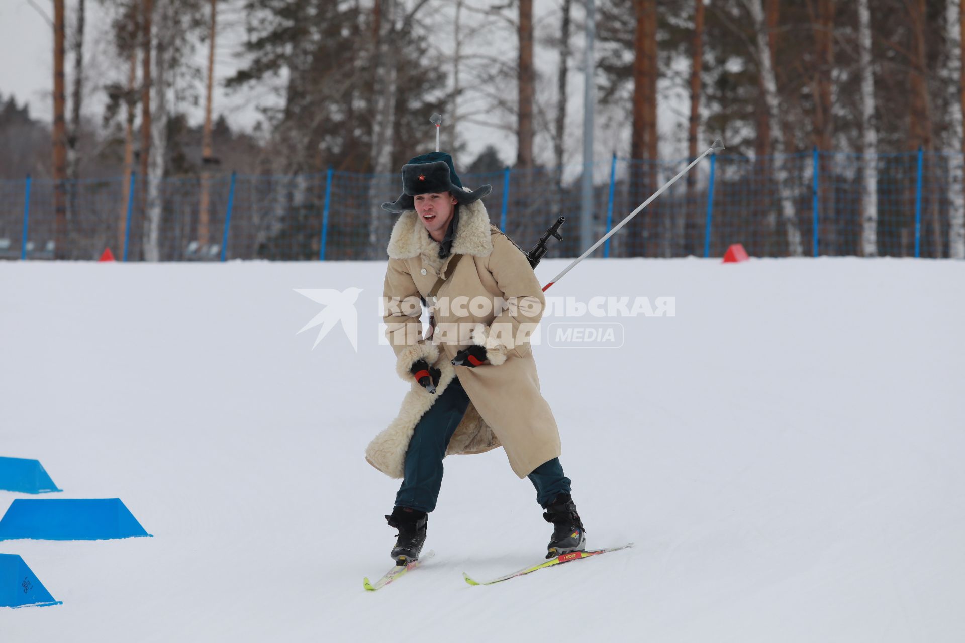 Красноярск. Участник массовой лыжной гонки `Лыжня России`. В этом году праздник лыжного спорта посвящен 75-летию Победы в Великой Отечественной войне.