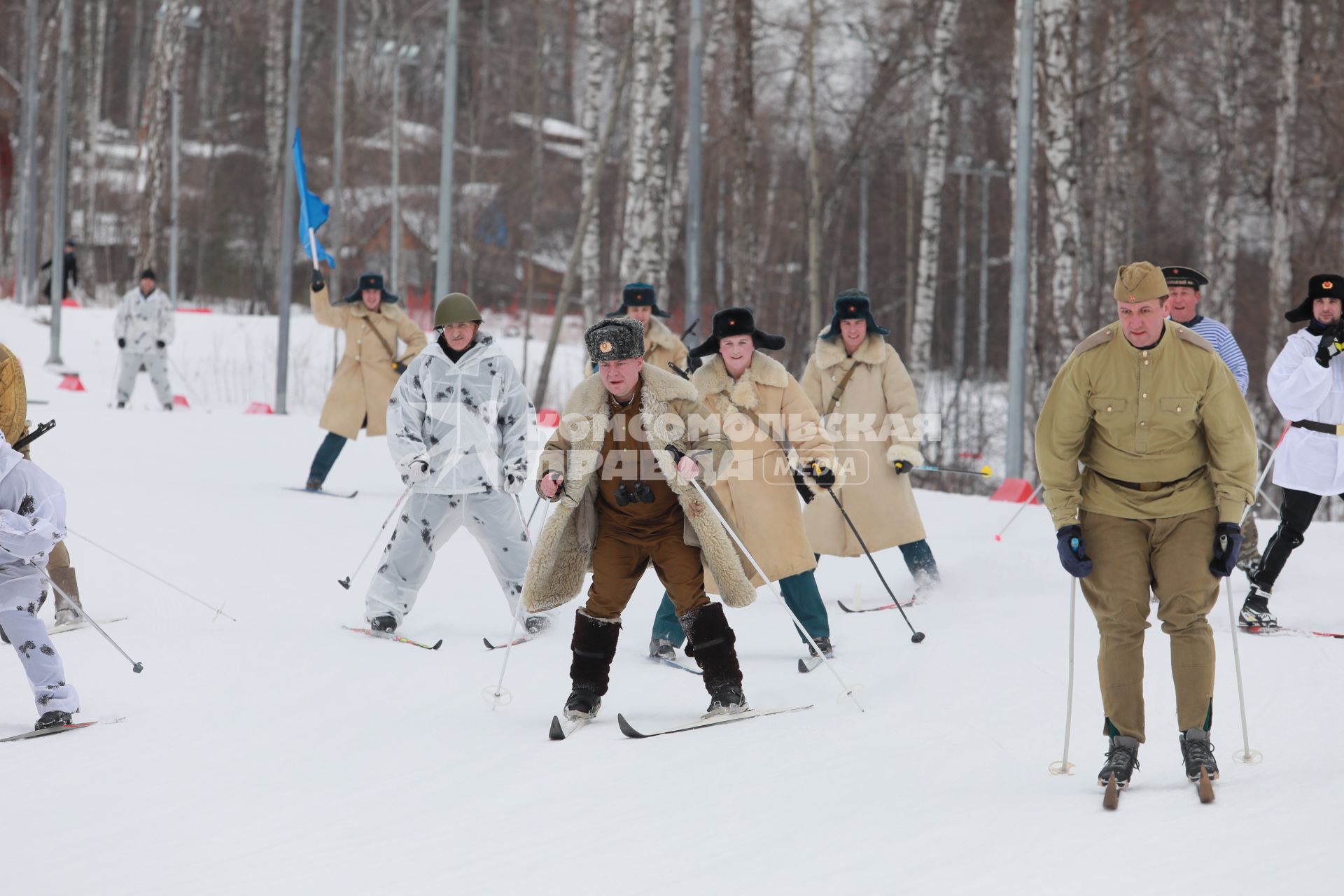 Красноярск. Мэр Красноярска Сергей Еремин (в центре) во время массовой лыжной гонки `Лыжня России`. В этом году праздник лыжного спорта посвящен 75-летию Победы в Великой Отечественной войне.