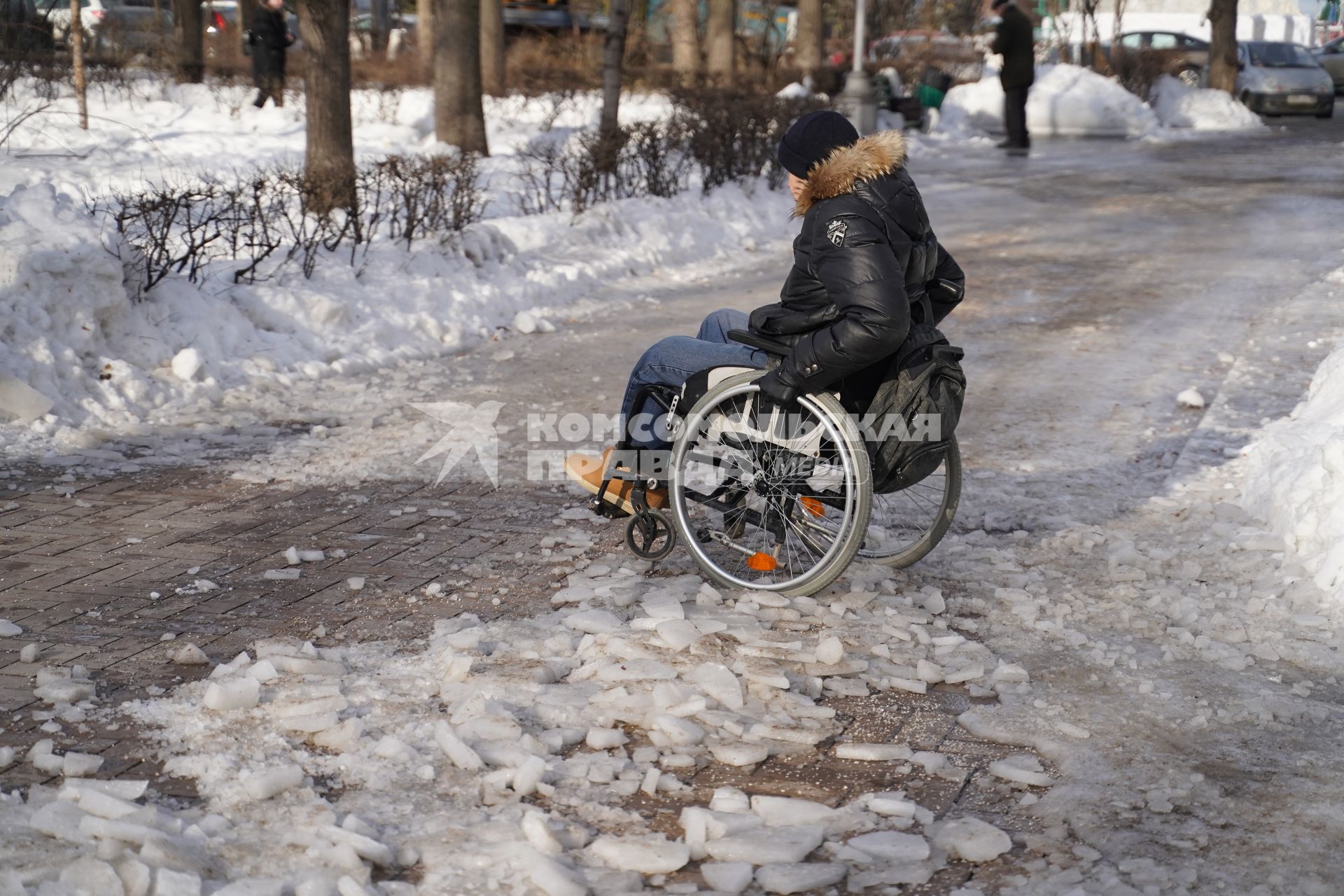 Самара. Человек в инвалидном кресле на  улице города.