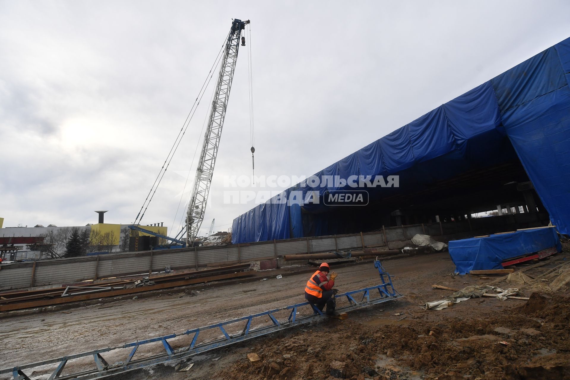 Москва.  Строительство транспортной развязки на пересечении Волоколамского шоссе с Московской кольцевой автодорогой (МКАД).