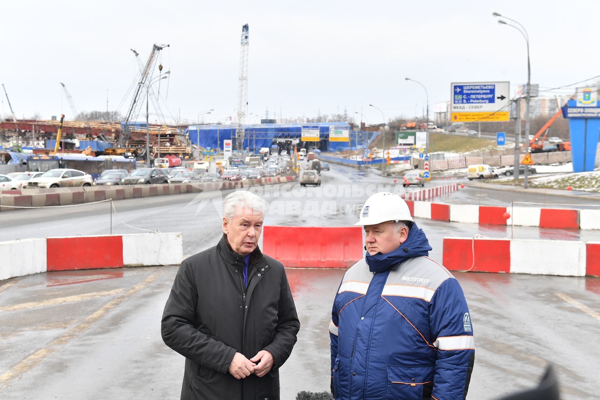 Москва.  Мэр Москвы Сергей Собянин и заместитель генерального директора по производству компании `Мостотрест` Андрей Струк (слева направо)  на строительной площадке транспортной развязки на пересечении Московской кольцевой автодороги (МКАД) с Волоколамским шоссе.